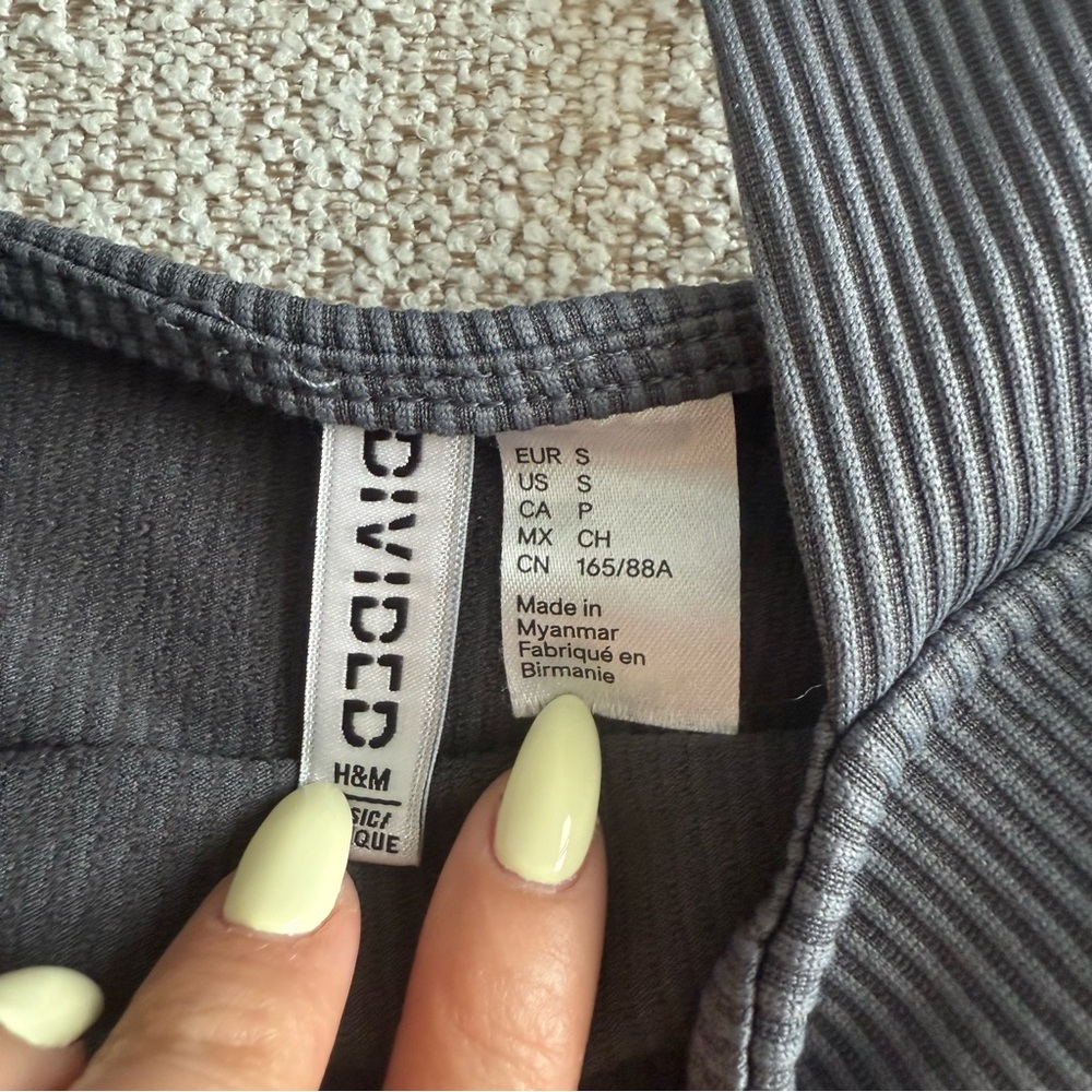 H&M Gray Ribbed Crop Top - Picture 3 of 3